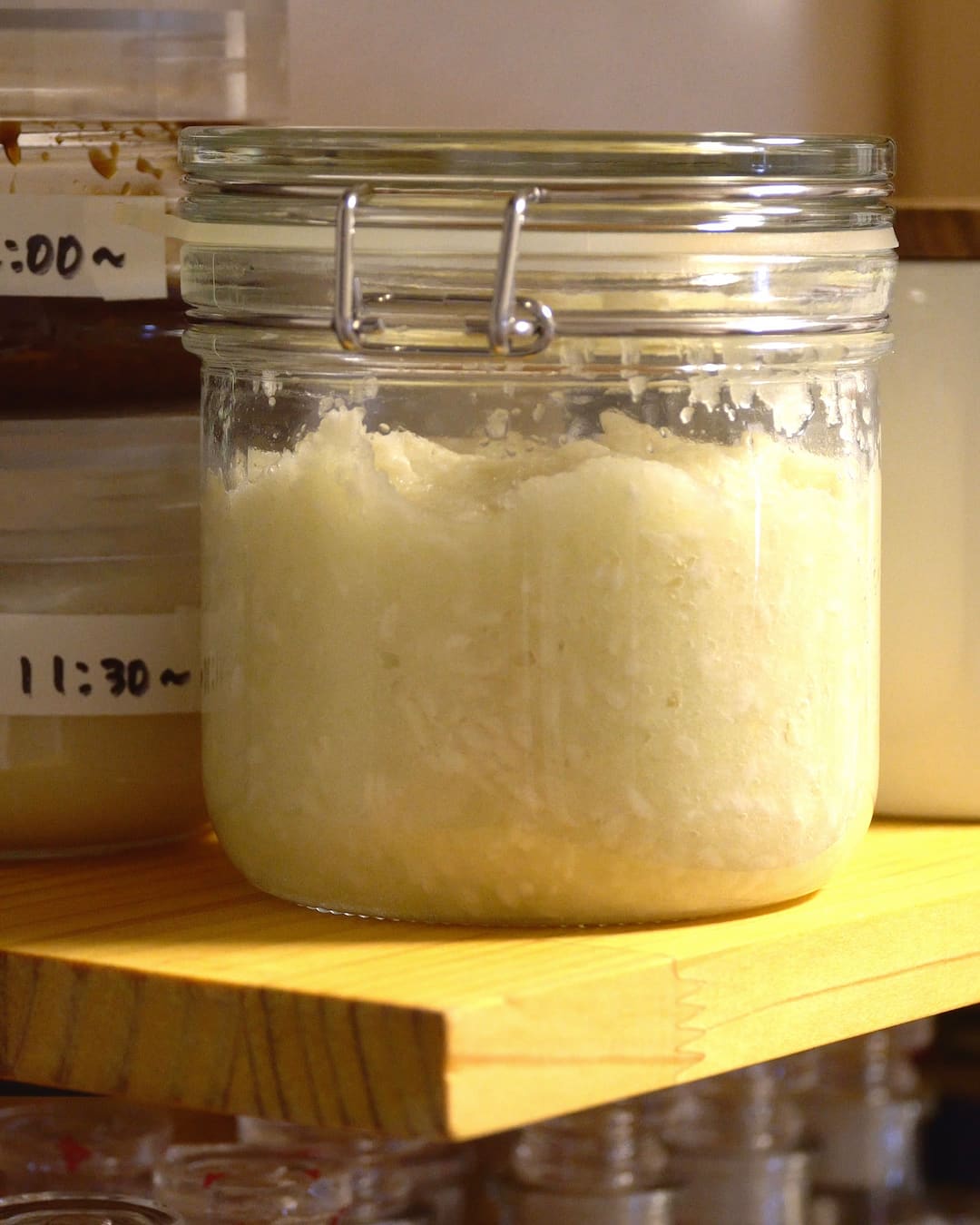 棚の上で、たまねぎ麹を常温発酵させる様子