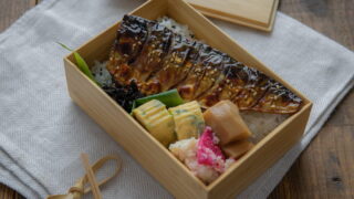 竹のお弁当箱に詰められた焼きさば弁当